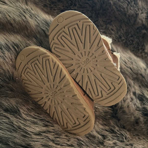 UGG Chestnut Boots Bailey Buttons Girls 9 - Picture 6 of 7